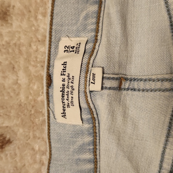Abercrombie & Fitch Curve Love Jeans - Picture 2 of 3